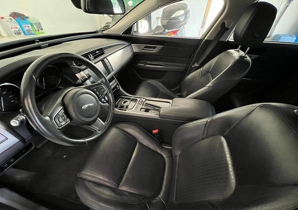 Jaguar XF cena 77000 przebieg: 132000, rok produkcji 2017 z Chocianów małe 37